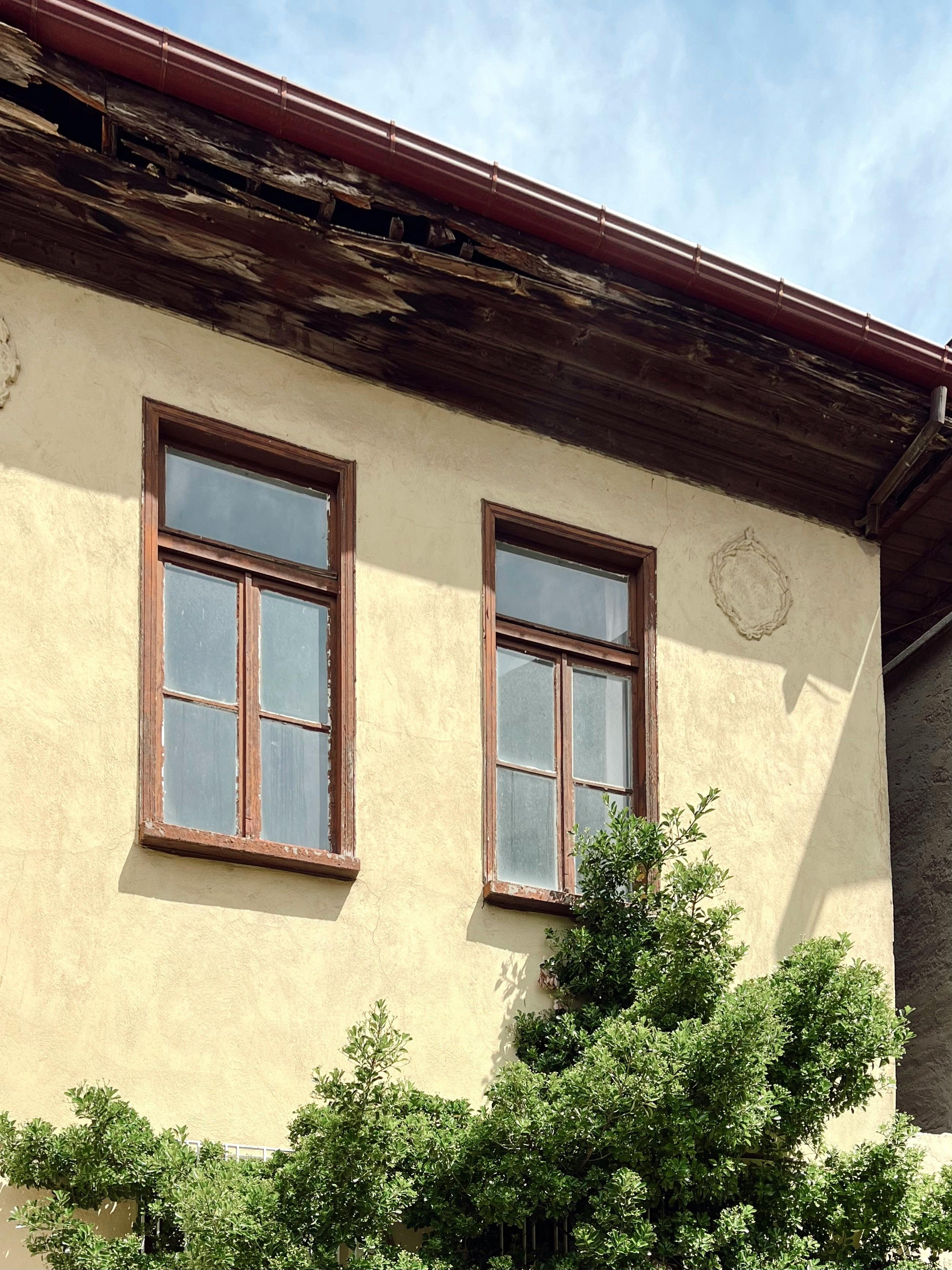 Pracovník pri zatepľovaní fasády domu